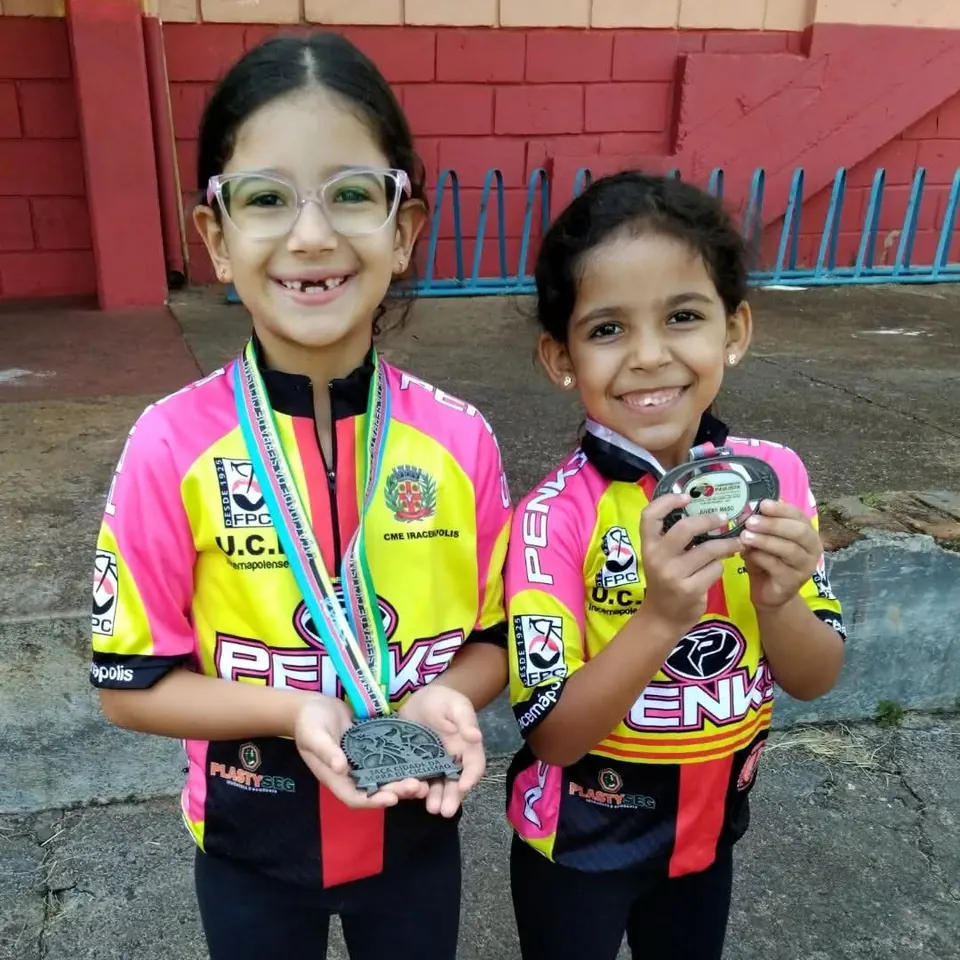 Alunas com medalhas de festival