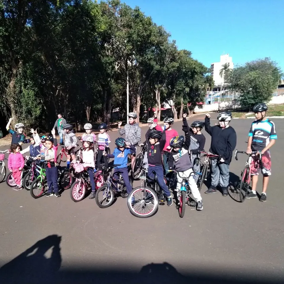 Alunos da escola com suas bicicletas