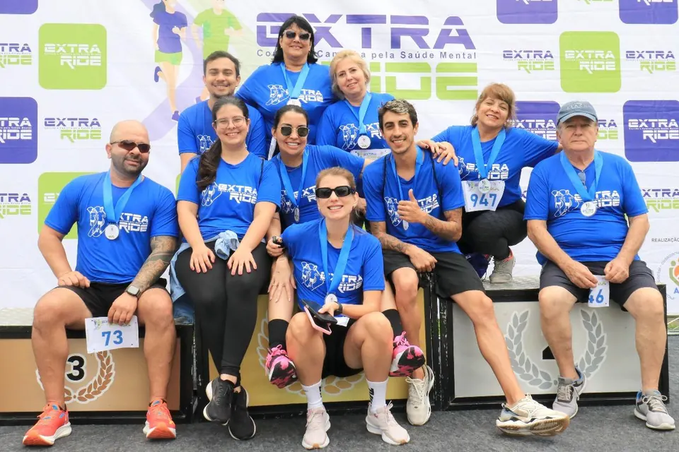 Corredores com suas medalhas na Extra Ride 2025, em Santos/SP